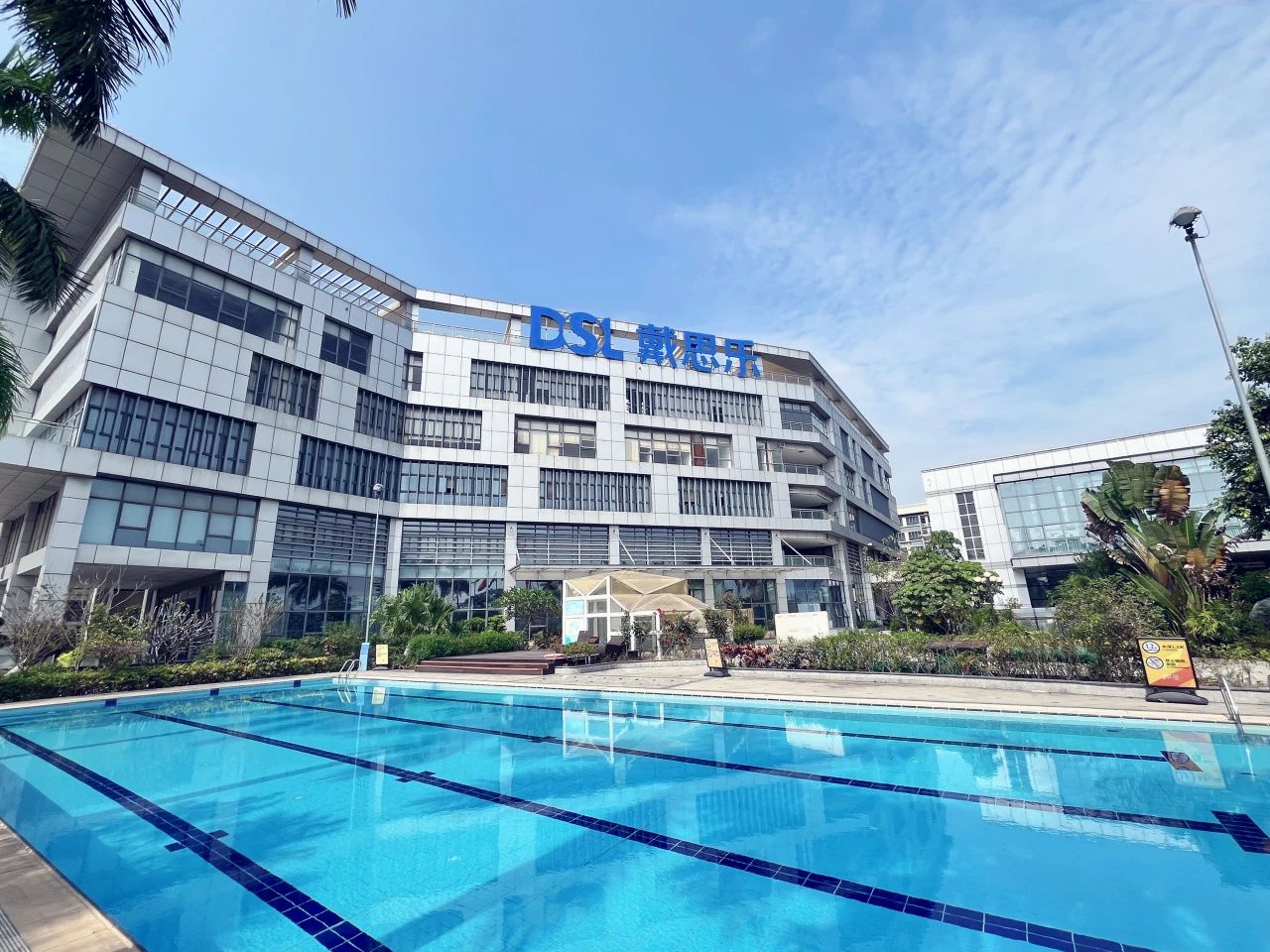 探秘泳池水底凈界，智能游泳池水底機(jī)器人打造澄澈水底世界！